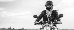 Postura Correcta del Conductor en Moto: Guía para Conducir Cómodamente y con Seguridad Postura Correcta del Conductor en Moto: Guía para Conducir Cómodamente y con Seguridad