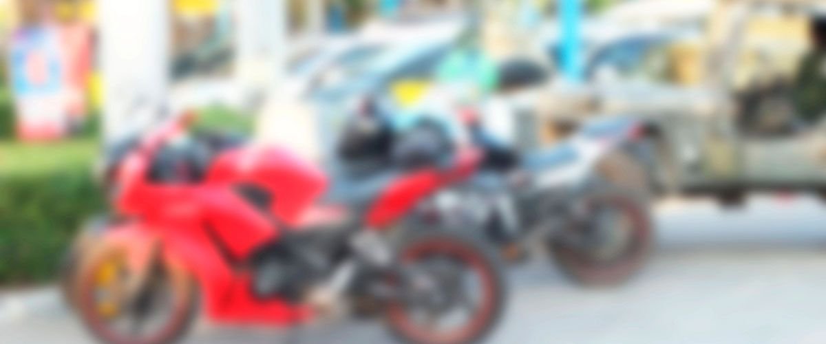 Noticias tiene permitido una motocicleta estacionar en una zona delimitada por marcas viales azules - Noticias